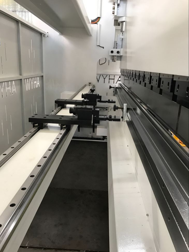 AHYW Yawei PBM 4M hybrid press brake 2 axis back gauge